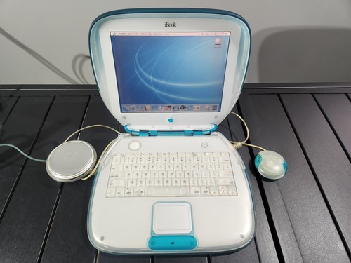 Vintage Apple Clamshell iBook G3 M7717 Blueberry 300 MHz - 6GB HD + Apple mouse