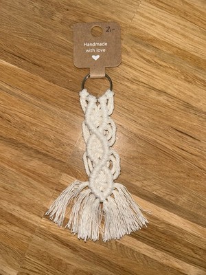 Schlüsselanhänger handmade Makramee silber, weiß/beige