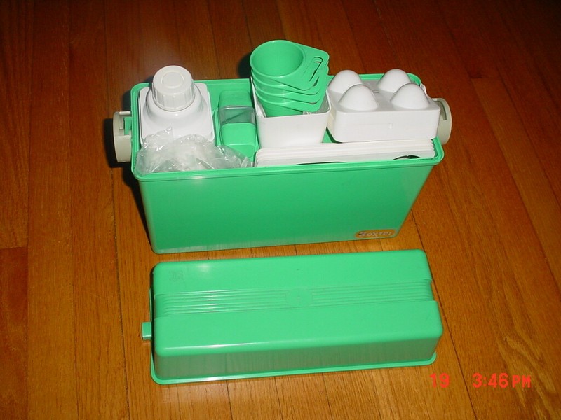 RETRO BIG BOXTER GREEN & WHITE PLASTIC COMPLETE TRAVEL PICNIC SET IN CASE ITALY