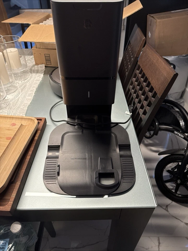 Roomba i8, 4 Years Old, Charger Bag Still Full, Small Minor Scratches - Image 4 of 4