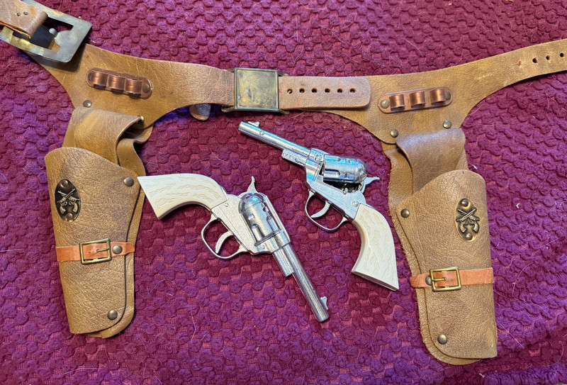 Vintage Daisy pop gun w/ double holster 