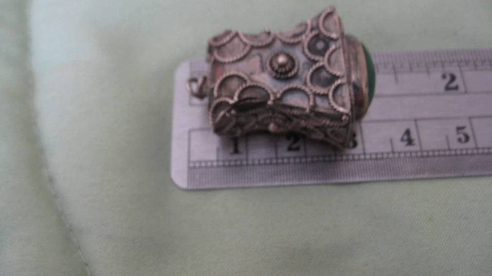 Reloj Victoriano Tono Plata Piedra Verde Decorado Bob 1 1/4" Foto 3 de 4