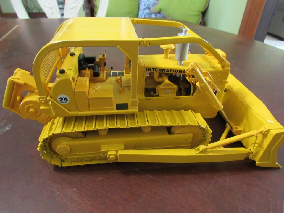 FIRST GEAR 1/25 CONSTRUCTION PIONEERS IH TD-25 CRAWLER W/SWEEP ROPS/WINCH - MIB - Image 4 of 4