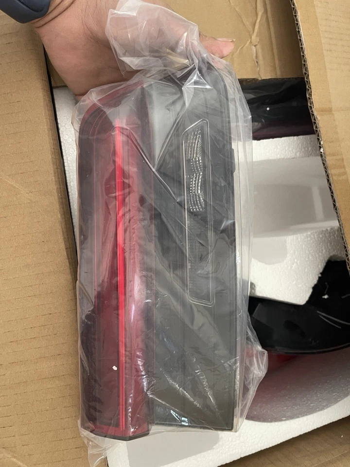 Juego de luces traseras OEM bmw 330i Foto 2 de 4