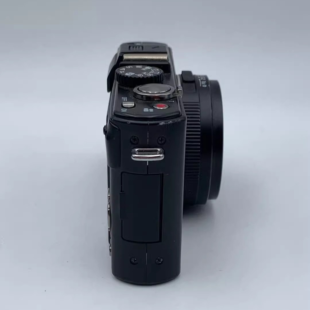 Leica D-LUX 5 Digital Camera 10.1MP 3.8x Optical Zoom Built-in