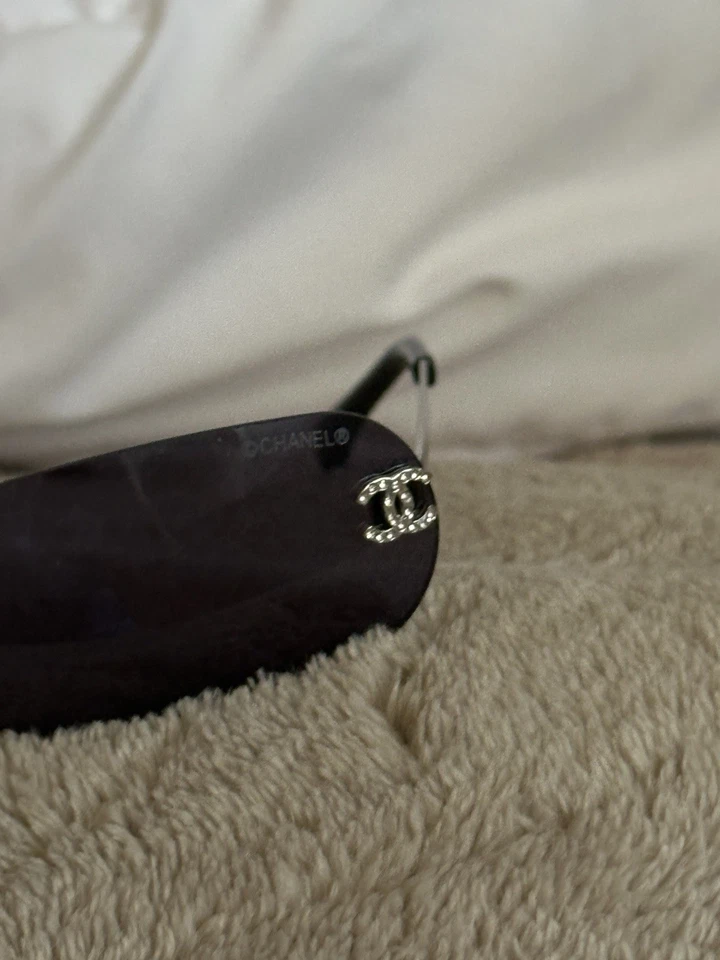 Óculos de diamante preto CHANEL ferragem prata Y2K - Imagem 4 de 4