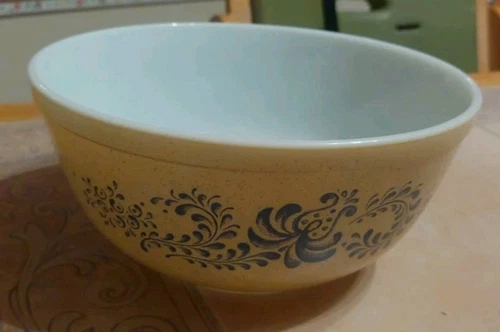 Vintage PYREX “Homestead” 403 Mixing Bowl Beige/Blue 2 1/2 qt USA