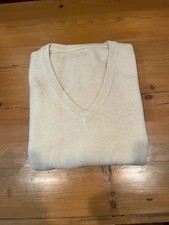MEN  S M/L SOLID CREAM V NECK WOOL BLEND SWEATER. NEW UNBRANDED.