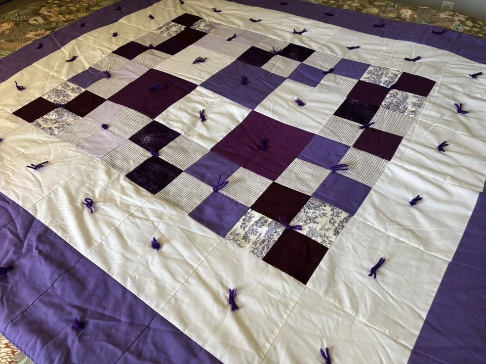Винтажное фиолетово-белое лоскутное одеяло ручной работы 63 дюйма x 71 дюйм ~ чек и туалет - Изображение 2 из 4