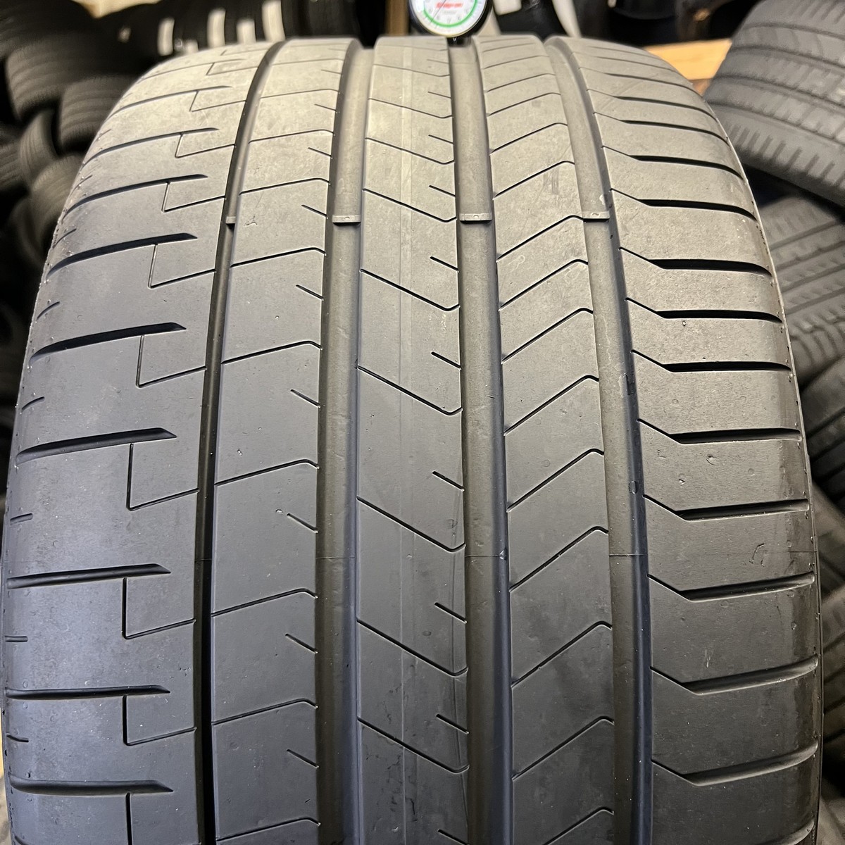 305/30ZR21 Pirelli ピレリP Zero中古タイヤ 305-30ZR21 7分山 残溝5mm-4.5mm ピレリ Pゼロ NFO ELECT 2021年