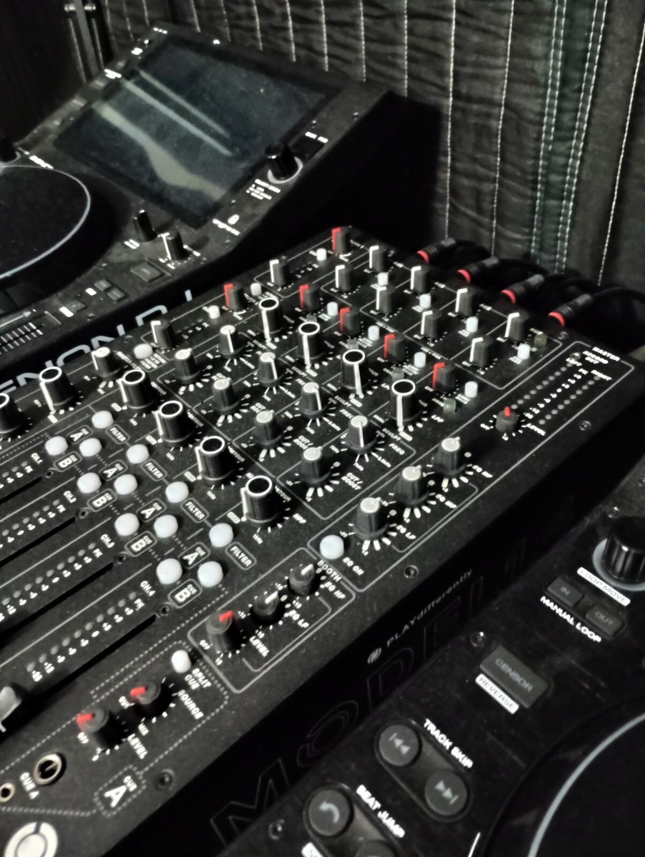 PLAY DIFFERENTLY Model 1.4 4-Channel Premium Analog DJ Mixer PLAY DIFFERENTLY Model 1.4 4-Channel Premium Analog DJ Mixer