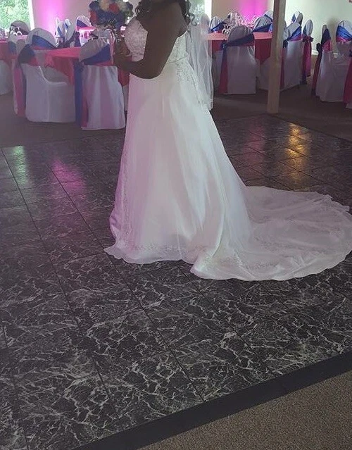 David'S BRIDAL 婚礼礼服象牙色 16W 码带面纱和懒人鞋 — 第 2/4 张图片