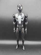Figura de acción Spider-Man Titan Hero Series Web Warriors: Traje negro Spider-Man