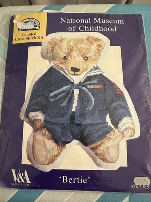 DMC V&A National Museum of Childhood Bertie Kreuzstich-Set 30,5 x 25,5 cm