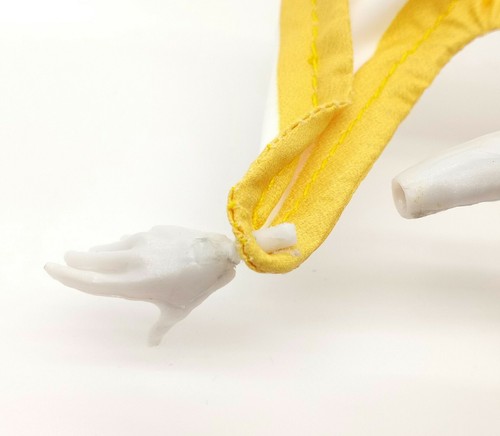 Capa Hasbro Marvel Legends X-Men Retro Storm Dedicada Alambre Blanco y Amarillo - Imagen 7 de 7