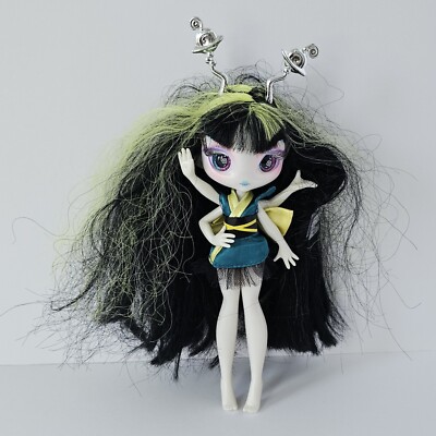 Novi Stars Malie Tasker Alien Doll Only with Clothes and Bracelet