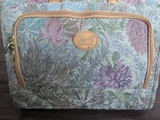 Techno Terra Une Tapisserie Florale Dessinée à La Main De Paysages Numériques | Vecteur Premium