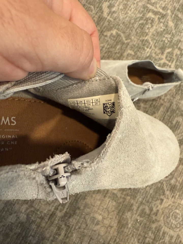 Zapatos Tom’s Niñas Talla Y2 Usados en Excelente Condición Beige Gamuza Ver Imágenes Foto 2 de 4