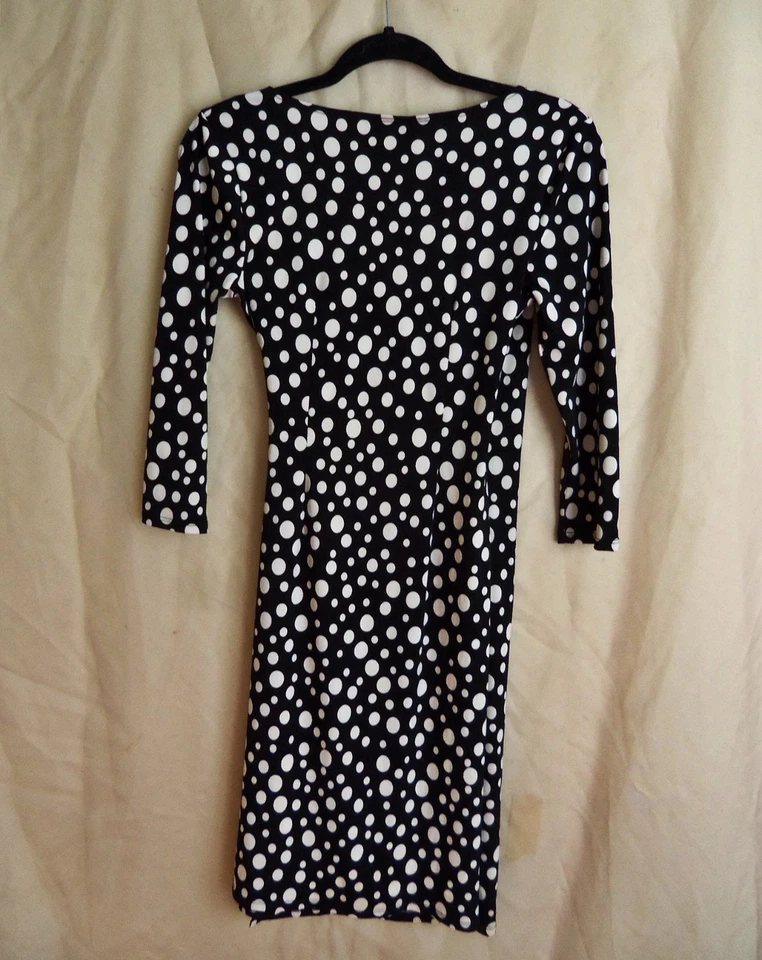 Vestido Alyn Paige años 90 negro y crema 36" lunares poli imitación abrigo. Talla Sm. Foto 3 de 4