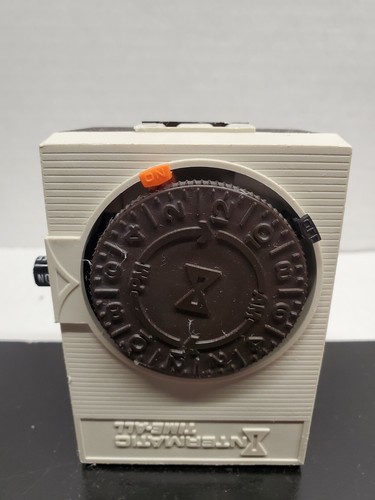 Vintage Intermatic Timer model # D111 - 24 Hour Automatic Timer - Picture 2 of 8