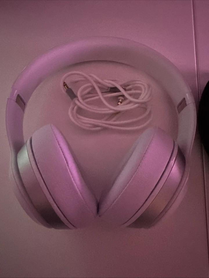 Beats by Dr. Dre Solo HD Folding Headband Headphones - White With Cable + Case., photo 2 of 5