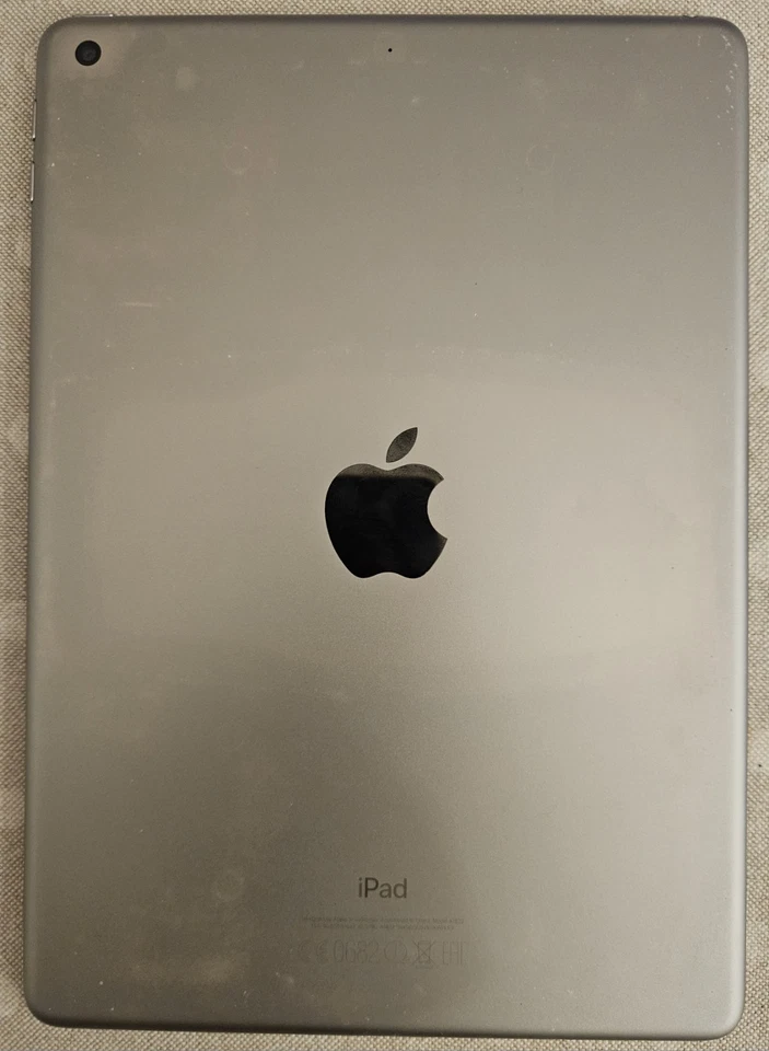 Apple iPad 5a Generazione, 9.7" 32GB Wi-Fi Tablet - Nero - Argento - Immagine 3 di 4