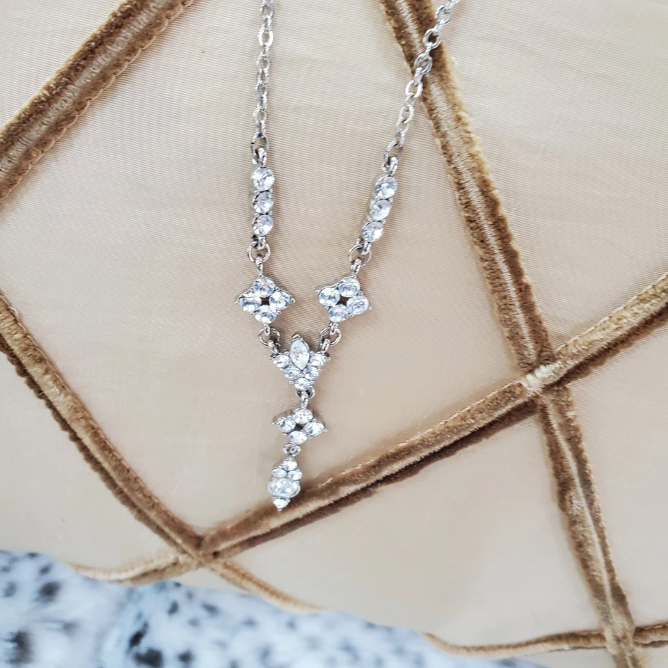 Collar Diamantes de Imitación Y Triángulos y Colgante Gota Tono Plata Cadena 18" Nueve Oeste Foto 2 de 4