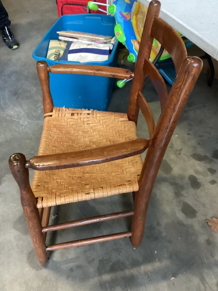 Antiguo sillón tejido con respaldo de escalera para niños americanos tempranos necesita TLC Foto 2 de 4