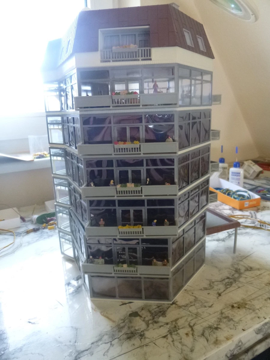 Faller - Büro-Hochhaus mit Bordell beleuchtet mit bewegter Szene in H0