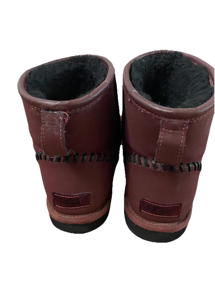 Botín sin cordones UGG Mini Deco de cuero borgoña para mujer talla 9 Foto 2 de 4