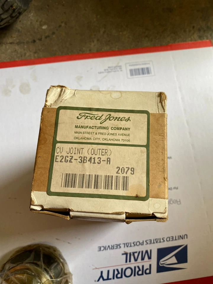 Ford EXP Escort Mercury Lynx Fred Jones 1984 fabricación nuevo de stock conjunto CV exterior 84 Foto 2 de 4