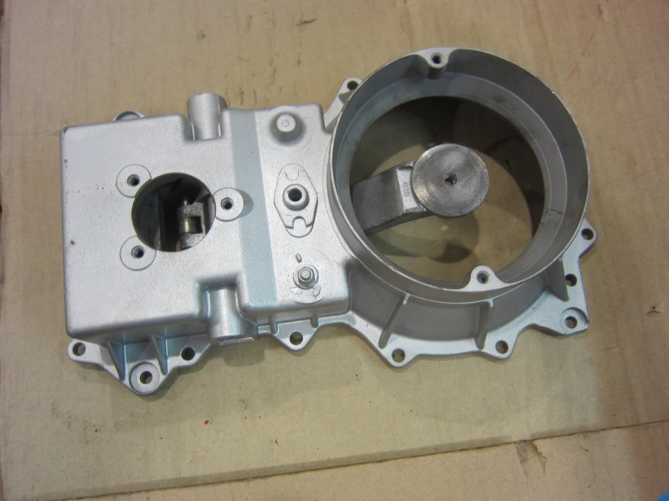 Ferrari 308, 328, Mondial - Carcasa distribuidor de combustible - PN 70000650 Foto 2 de 4