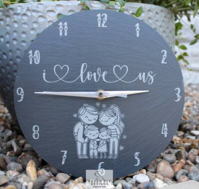 Walisische Wanduhr mit Schiefergravur ''I Love Us'' Batterie enthalten