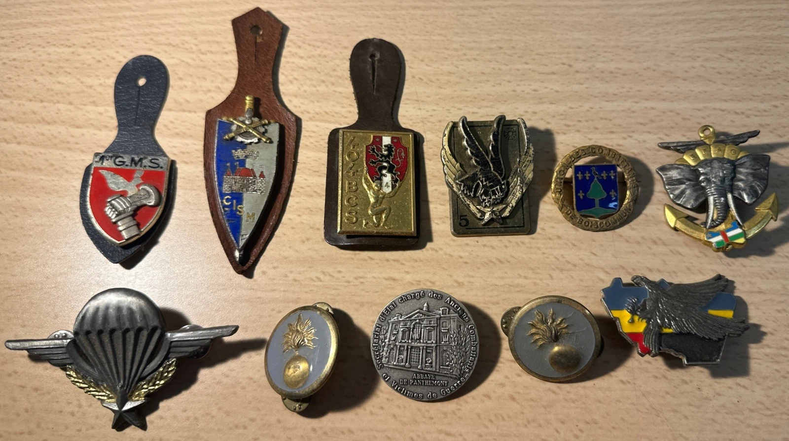 Lot De 11 insignes Et Pucelles Militaire Divers Provenance À Identifier Drago ?
