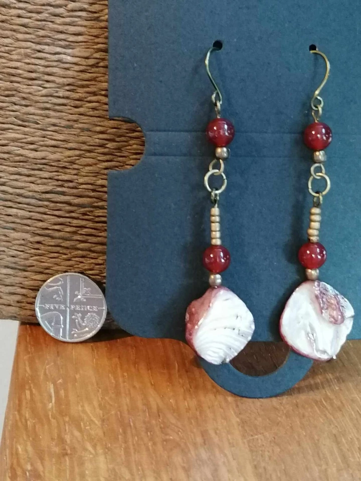 Подлинный ручной работы крюк подвеской стекла, красного камня и абалона бисером серьги   - Изображение 2 из 4