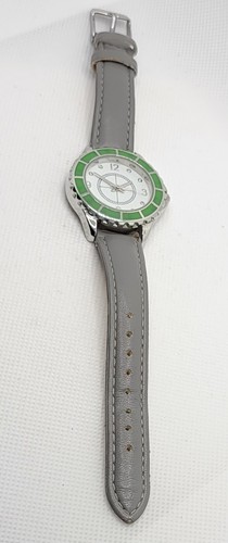 Stilvolle runde silberfarbene grüne Damenuhr mit grauem Kunstlederband G2 - Bild 6 von 9