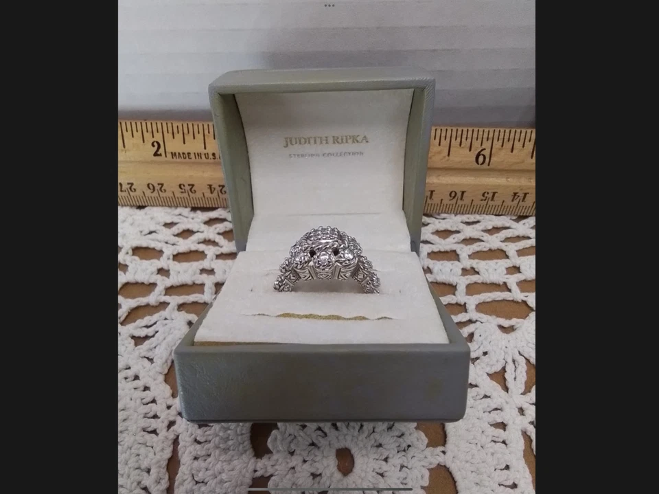 Elegante anillo de circonita cúbica de diseñador Judith Ripka de ley talla 8 con caja Foto 2 de 4