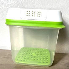 Rubbermaid FreshWorks Produce Saver 6.3 Cup Container Green Vent Lid 1.5L