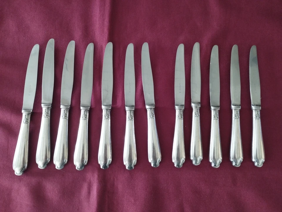 12 couteaux de table en métal argenté Christofle alfénide modèle pompadour - Photo 2/4