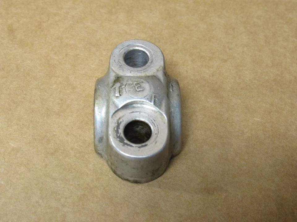 1981 Honda CM400E передняя вилка колесо оси держатель зажим 95014-41000 - Изображение 2 из 4