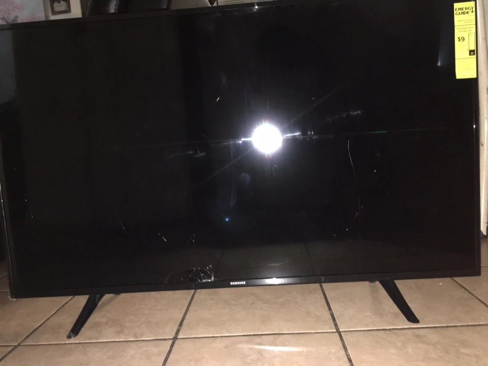 Samsung J5202 5 Series J5202 43in Tv - Image 2 of 4