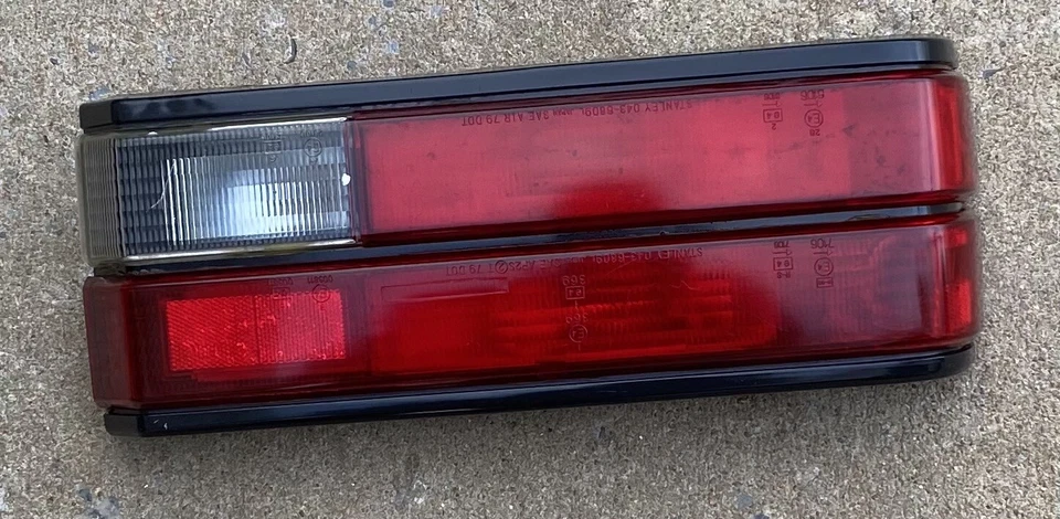 Conjunto de luz trasera Mazda GLC 323 1981 1982 sedán. LH Usado Foto 4 de 4