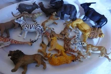 LARGE  Vintage Plastic Safari Animal Lot Toy Figures -LOCATED  XO3