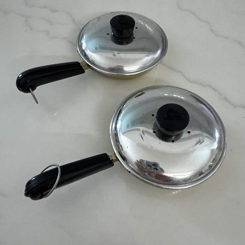 Vintage Brillium kitchen mini skillet/pan & lids 4.5" Salt & Pepper Shaker set