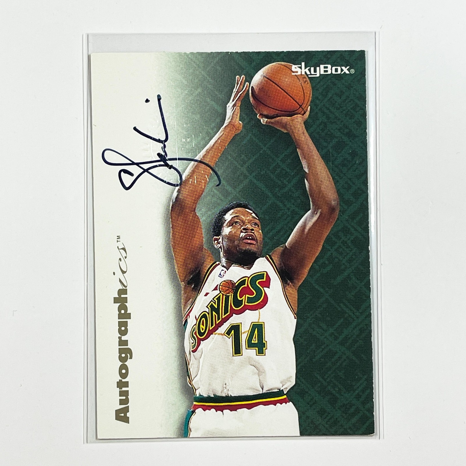 Sam Perkins 1996-97 SkyBox Premium #NNO Autographics Black Ink SuperSonics