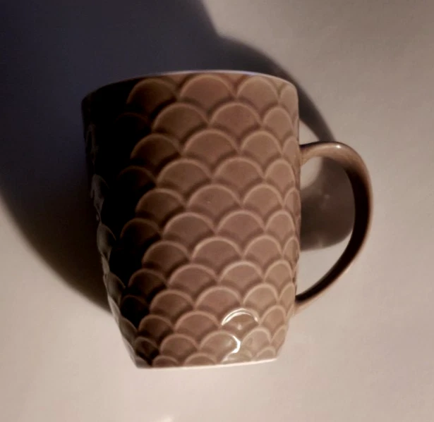 NAVA Becher mit Griff Henkel Wellen Muscheln Muster grau weiß Tasse neu