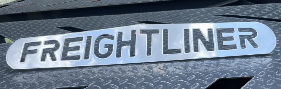 Emblema de parrilla delantera cromada FREIGHTLINER - Accesorio de 3 pernos - Foto 2 de 4