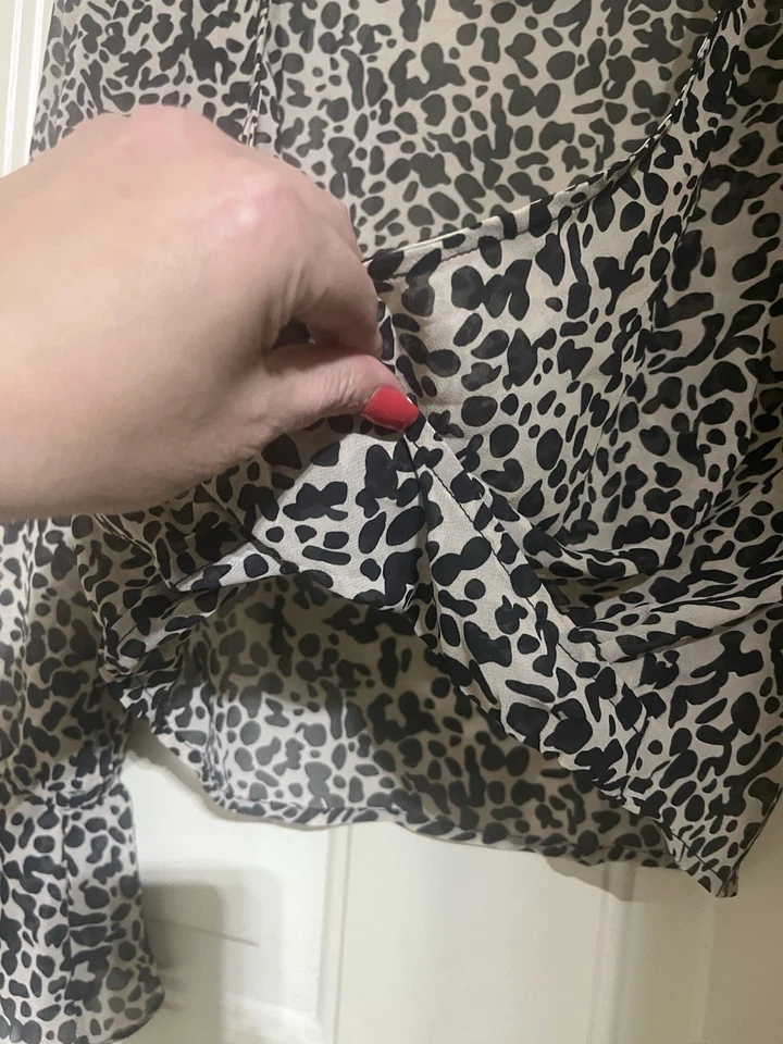 Talla Mediana Caitlin Covington X Rosa Lirio Mujer Transparente Leopardo Manga Campana Encogerse de hombros Foto 4 de 4