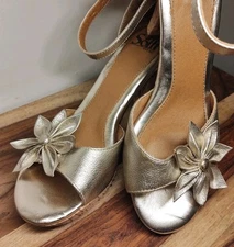 Sofft Women's St Germain GOLD Sandal Size 6.5 Cork 1" Platform 3.5" Heel Flower