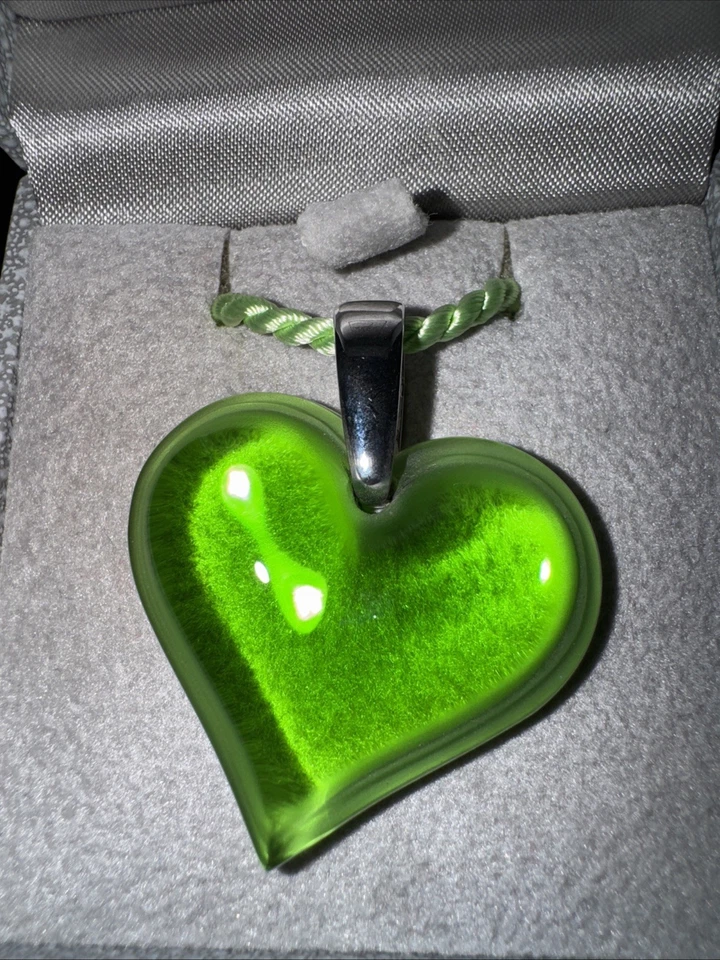 Collar con colgante de corazón de amor de cristal verde y plata firmado por Lalique con cordón de seda Foto 2 de 4
